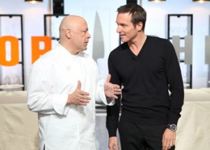 Thieery Marx explique à l'animateur de l'émission, Stéphane Rosenberg, que le prochain candidat qui rate sa sauce hollandaise sera exécuté.