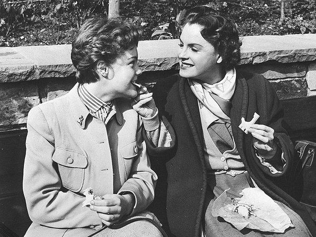 Romy et sa mère en 1953, au tout début de la carrière de la jeune actrice. Cette photo en dit long sur leurs rapports mère-fille : si Magda fait figure d'autorité qui veut tout contrôler, Romy est prête à la mettre au défi et à ne rien lâcher...