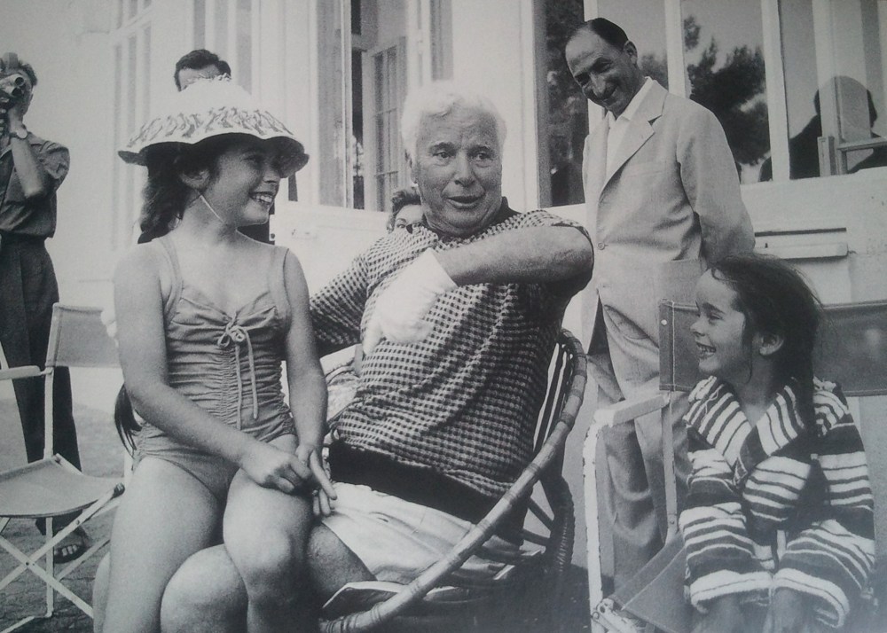 On ne l'avait jamais vu comme ça.... Charlie Chaplin avec ses deux filles dans sa villa de la Rivirera en 1956. A Cannes, il vient défendre son dernier film, "Un Roi à New York" ©Edward Quinn.