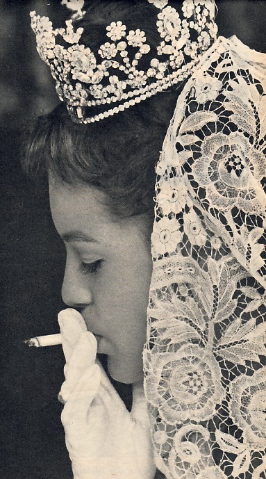 Romy Schneider en pause sur le tournage de Sissi III, à Venise en 1957.