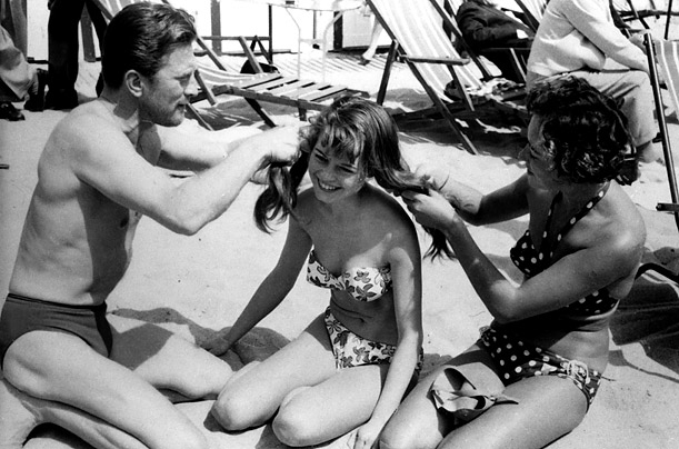 Quand Kirk Douglas fait des tresses à Brigitte Bardot, alors toute jeune adolescente brune et riante...