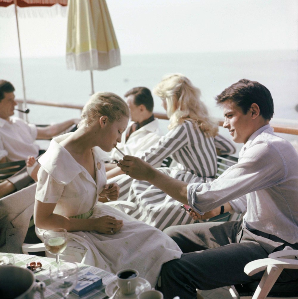 Romy Schneider et Alain Delon déjeunent en terrasse. La belle autrichienne n'en était pas à son premier festival, elle était déjà venue en 1957 défendre "Sissi Impératrice"...