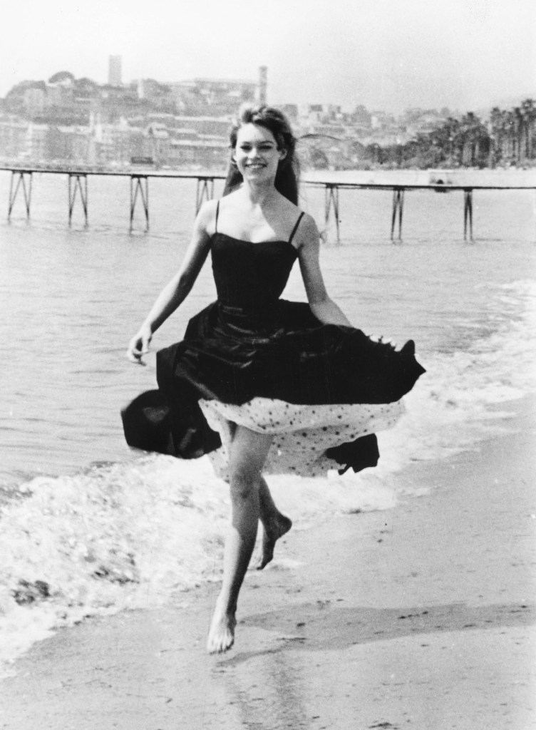 Brigitte Bardot pieds-nus dans l'eau, Festival de Cannes 1956.