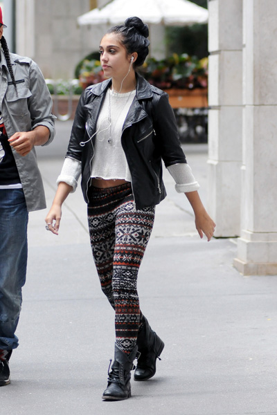 Hey, Lourdes, on ne t'as jamais dit que les rayures horizontales, ça grossit ?!!