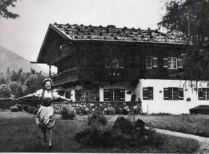 Romy Schneider adolescente à Mariengrund, chalet construit par sa mère, Magda, au pied du Nid d'Aigle d'Hitler pendant le seconde guerre mondiale