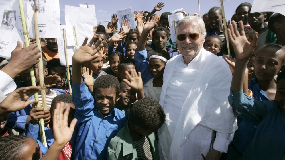 Karlheimz Böhms en Afrique pour son association fondée dans les années 80.