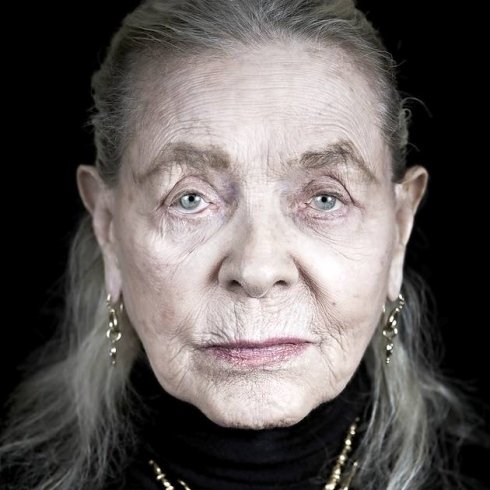 Un portrait sans concession du photographe Andy Gotts en 2011 pour un livre de portraits de stars au profit de bonnes œuvres. Lauren Bacall s'est mise à nu sans pitié et sans lifting. Une fille de 87 ans qui avait encore du cran. 