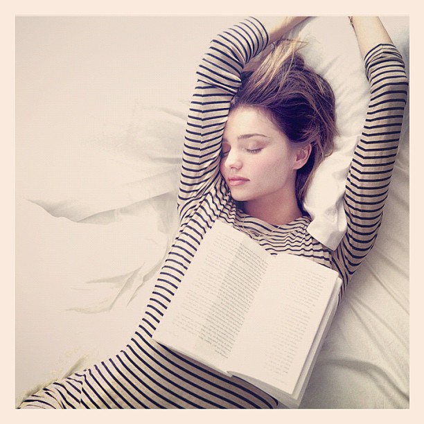 Miranda Kerr, la génération 2.0 sait mieux maîtriser Instagram que ses aînée ou ses consœurs... Non, Miranda, on n'est pas dupres, on se doute bien que tu ne ressemble pas à ça quand tu dors (et nous ne sommes pas sûrs que tu lises des livres aussi gros et sans image...).