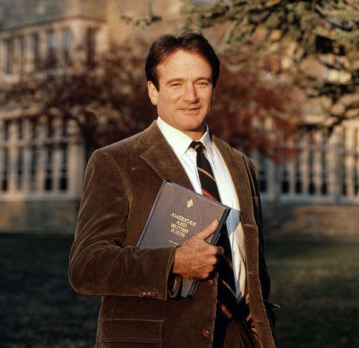 Robin Williams alias Pr John Keating dans Le Cercle des Poètes disparus, 1989, film culte pour les plus de 30 ans.