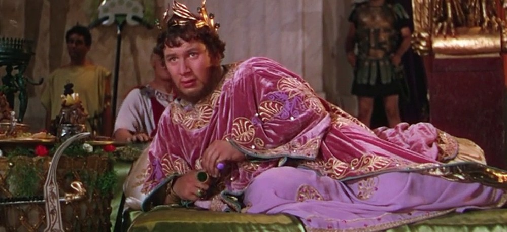 Néron devant sa télé inquiet de ne pas voir son profil Facebook apparaître dans Rising Stars...