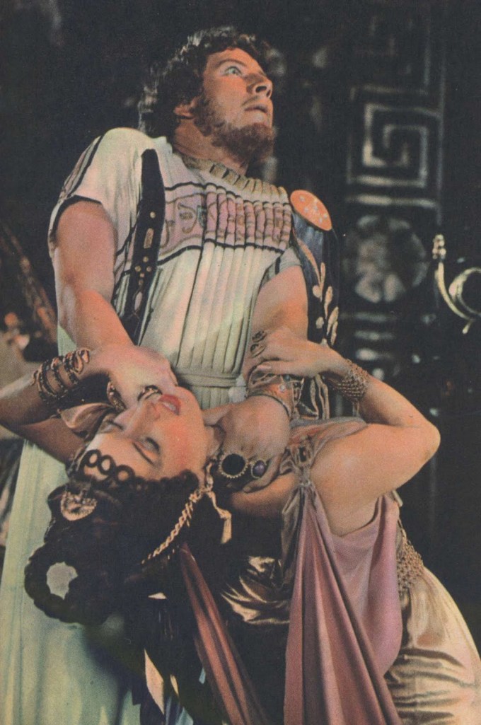 Candidate-chanteuse de Rising Stars suppliant Néron de voter pour elle...