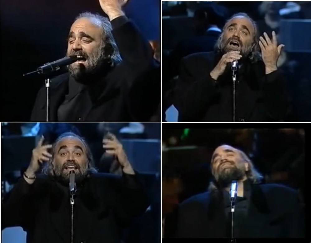 Demis Roussos vivait ses chansons sur scène ainsi que la musique. Il savait jouer de la basse, du piano et de la guitare.
