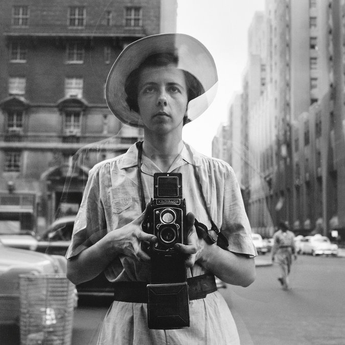 Un des selfies les plus intelligents qui soient. Celui de Vivian Maeir, nounou à plein temps et photographe amateur à ses heures. Cette passionnée fit des milliers de photos de la vie quotidienne dans les années 50-60 à New York. Découverte dans les années 2000, de nombreuses expositions lui ont été consacrées. Dont une à Paris, en 2013.