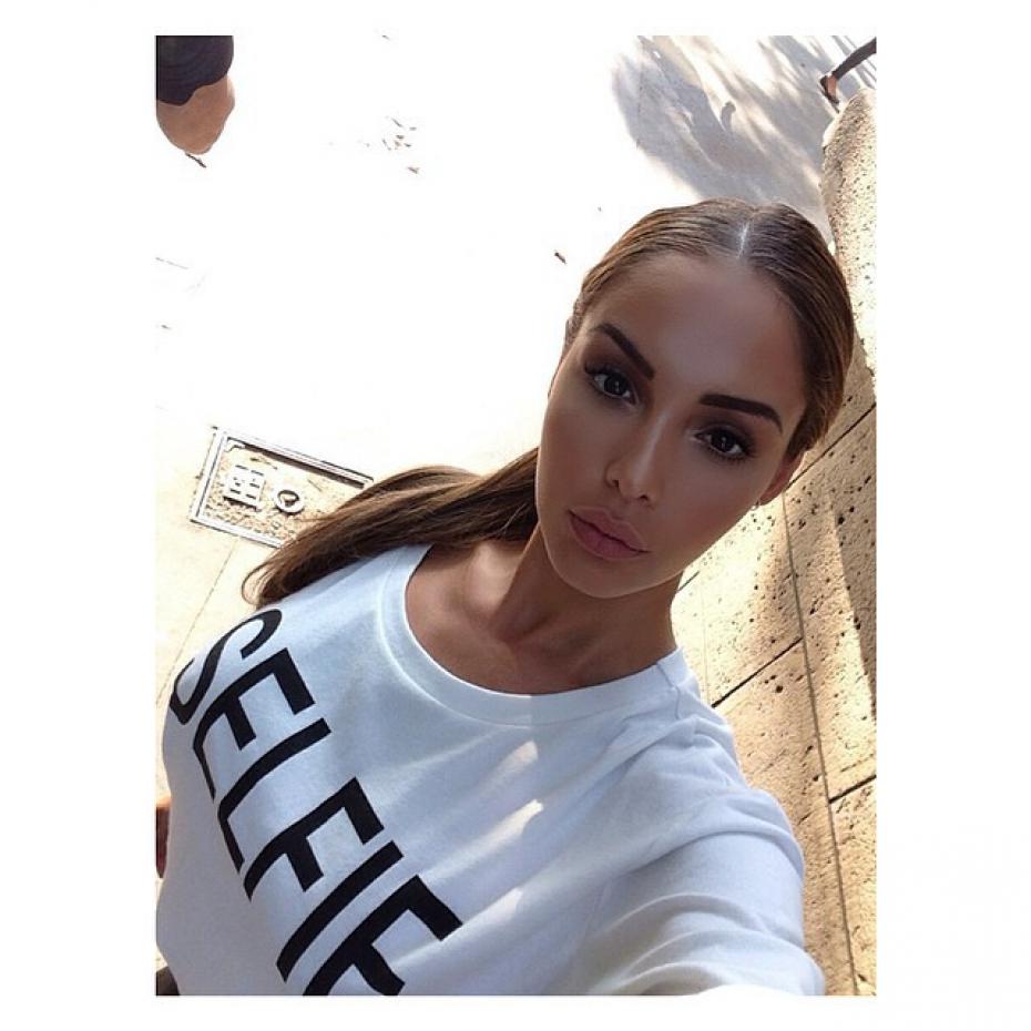 Parler de selfie sans évoquer Nabilla et sa moue de truite ? Non mais, allô quoi ... !