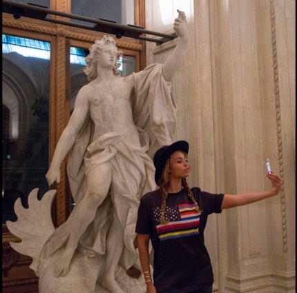 Beyoncé prête à tout pour son image... le Louvre et ses statues deviennent des arrière-plan censé être des faire-valoir