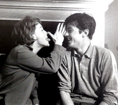 Romy fait la nique à Alain... années 60. 