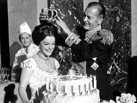 Cürd Jungen couronne son impératrice sans courronne sur le tournage de Katia. Romy a 23 ans et un beau gâteau qui l'attend..