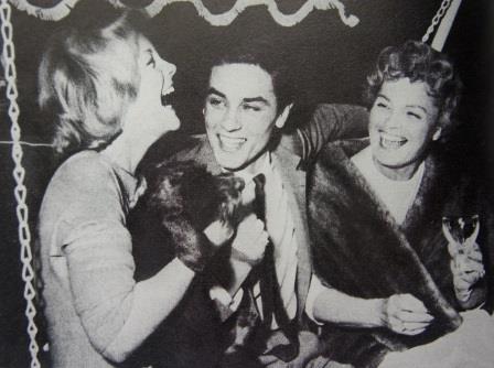 Alain Delon pris entre deux teutonnes... Mère, fille et gendre pour les fiançailles officielles orchestrées en Suisse. Lugano, 1959.