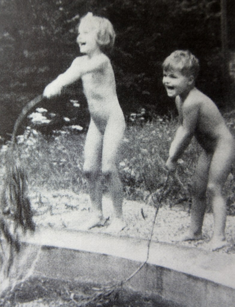 Romy et son petit frère Wolfi, à Mariengründ, Bavière, 1943. 