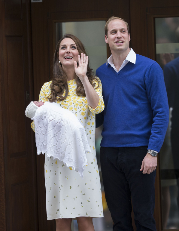 Thanks God ! Maintenant, avec Prince George et Princesse Charlotte, Kate & William forment un quatuor....! 