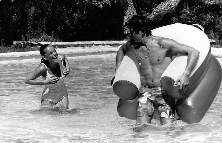 Jeux d'eau sur le tournage de La Piscine avec Delon, été 1968. 