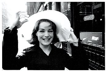 Mlle Chapman et son chapeau qui s'envole... années 1966. Tournage de Triple Cross.