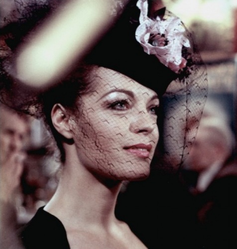 Romy dissimule son secret sous une voilette... elle vient d'apprendre qu'elle est enceinte de Daniel Biasini. 