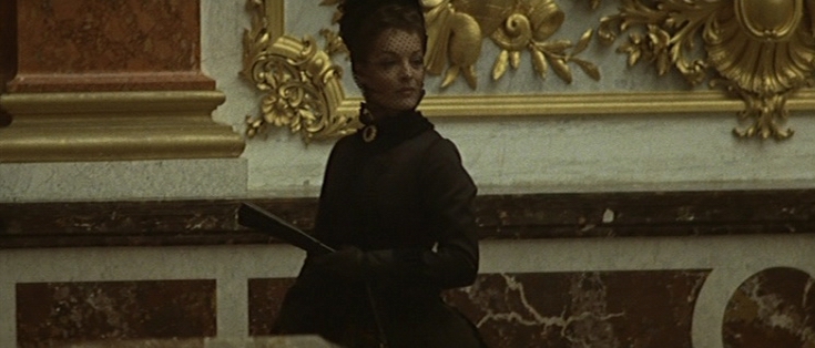 Romy reprend le rôle d'Elizabeth d'Autriche dans Ludwig (1972) de Visconti. Dans la galerie des glaces du palais du roi fou, elle éclate d'un rire glaçant et hystérique. 