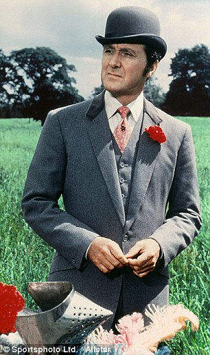 Jamais son mon chapeau melon de chez Hemming’s and Paul, à St. James. Un gentleman reste imperturbable, même par 40°.