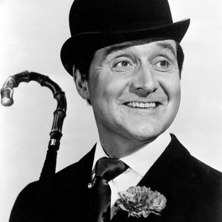 Etre intemporel et hipster avant l'heure grâce au chapeau melon, parapluie et costume chic !