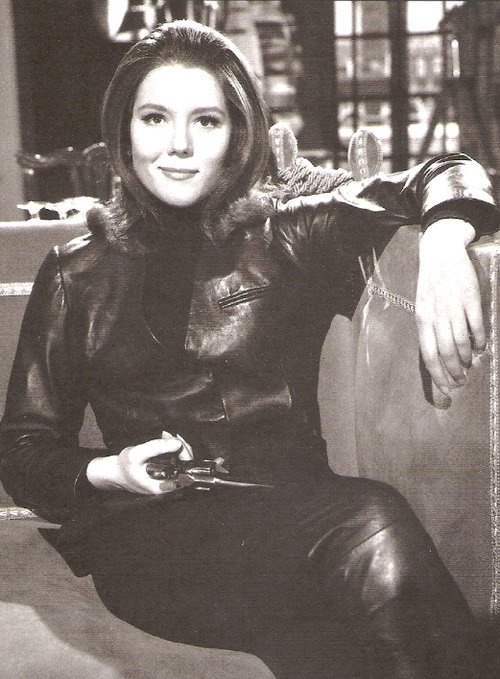 Bien avant Uma Thurman, Diana Rigg alias Emma Peel :