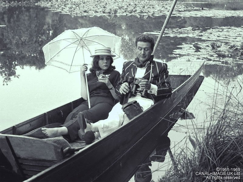 Draguer Emma Peel ? Oui mais, dans une barque sur un étang paisible avec canotier et champagne...