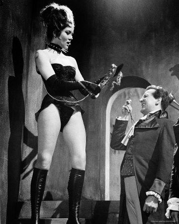 ... ou dans un club S.M, où, enquête oblige, il faut absolument s'infiltrer et jouer le jeu !