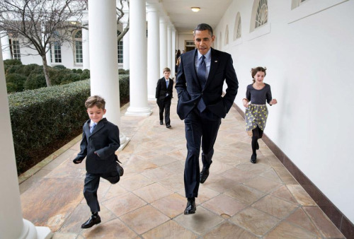 Barack est celui qui a le pied le plus léger... n'en déplaise aux frimousses sautillantes derrière lui....